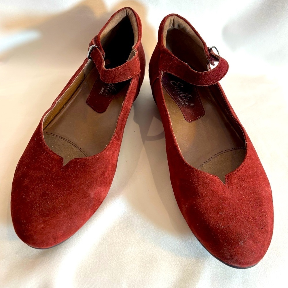 Earthies Sz 8B Emery Suede Balle Flats Ankle Strap Almond Toe Velcro Closure